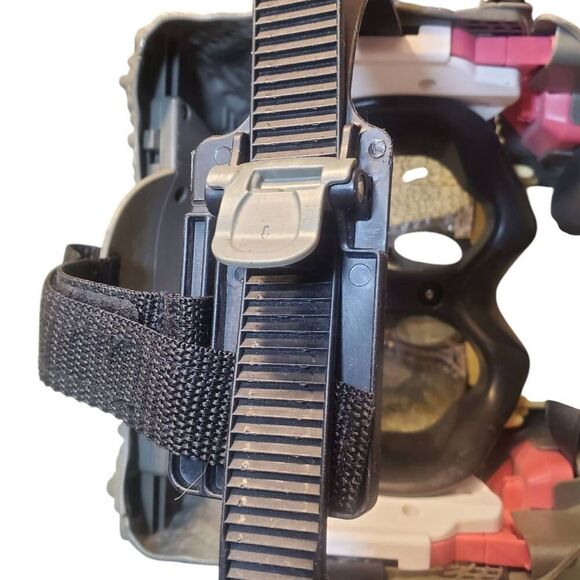 Jurassic World Mattel 2017Chomp 'N Roar  Velociraptor Mask "Blue" Ages 6 And Up - Picture 3 of 4